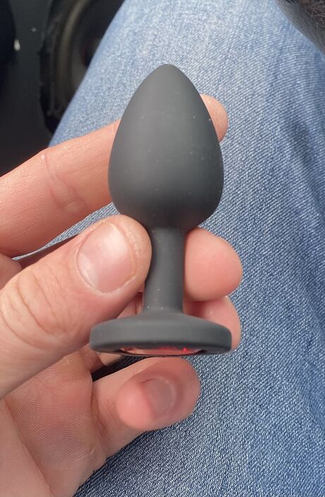 Шлюшка с новой игрушкой????