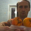 Мужчина с абрикосами