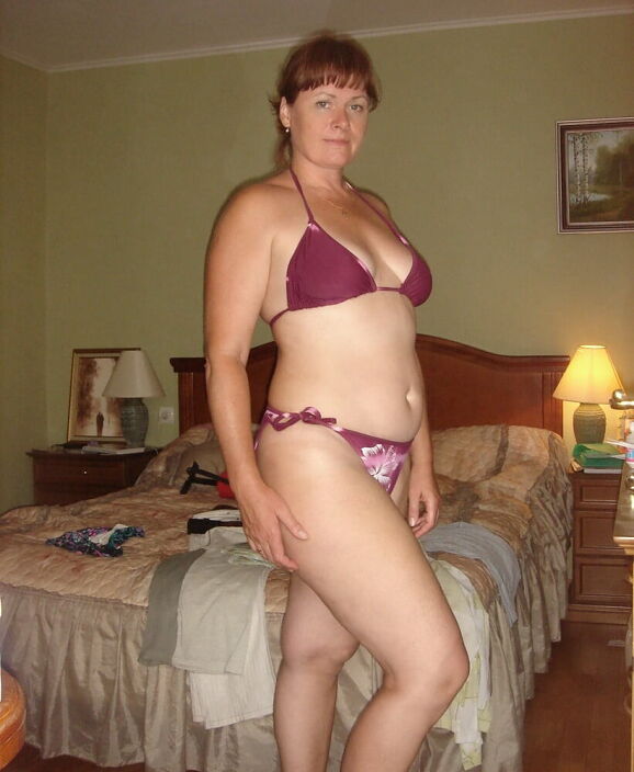 Дома позирует в купальике