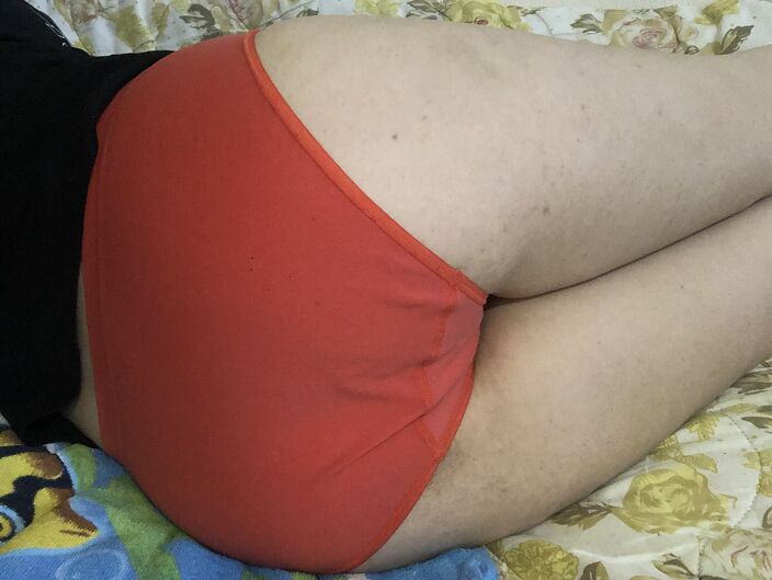 Попа в трусиках