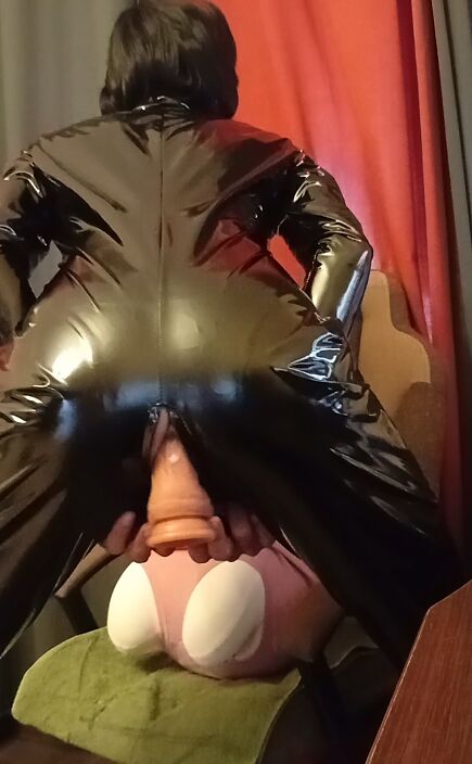 с дилдо в жопе