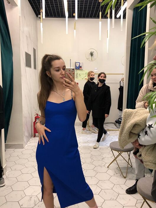 Шикарная в синем платье