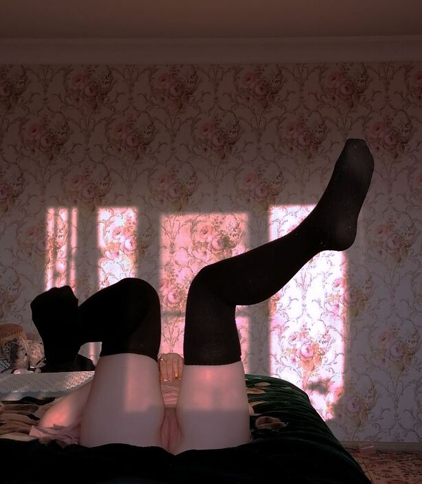 Подняла ножки