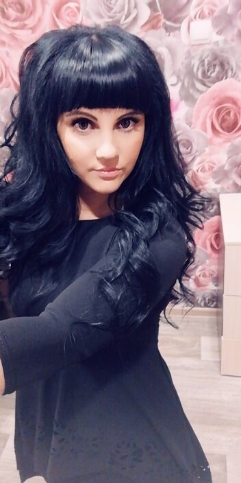 Брюнетка  сексуальная))