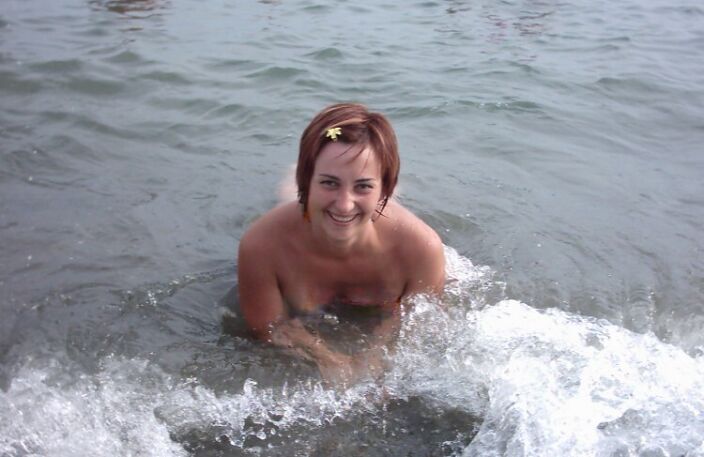 В море
