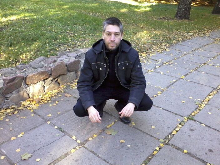 смотрю  между  ног