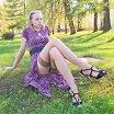 Марина показывает всем свои ноги и попу в парке