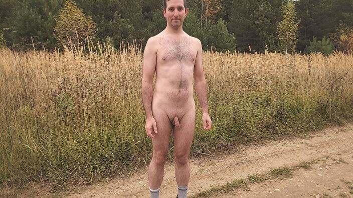 Голая прогулка осенью