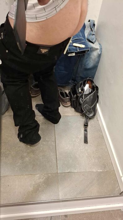 В примерочнлй кабинке большого магазина