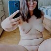 Сука выставила раскрытую пизду