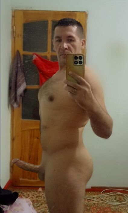 Есть кто глубоко сосать мой хуй?