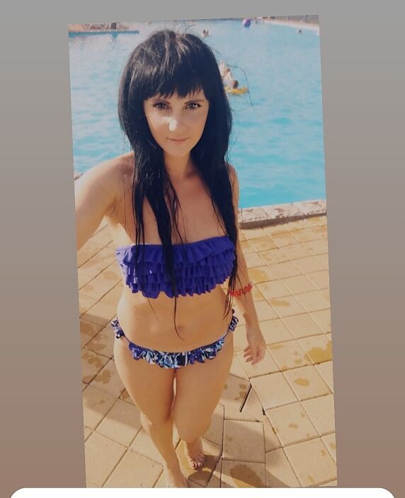 В купальнике)))