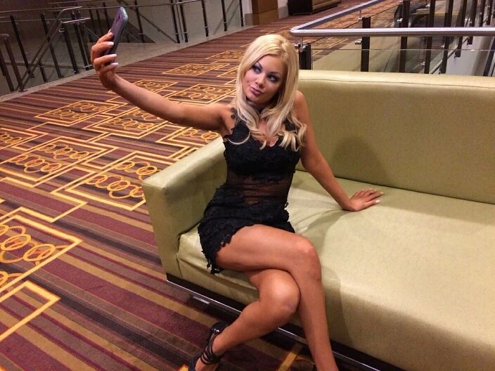 В ТЦ сижу на 2 этаже отдыхаю