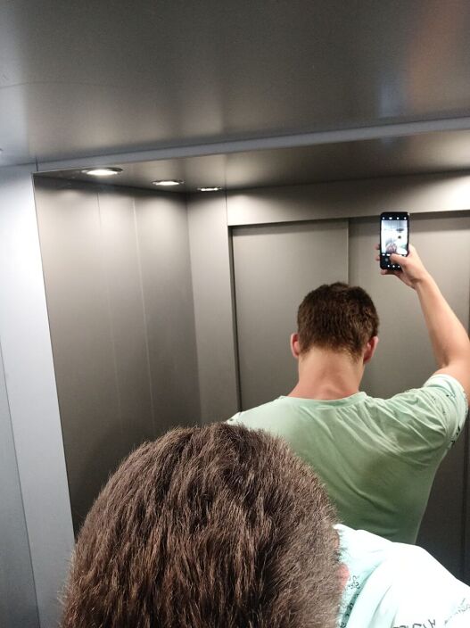 Решил сфоткаться в лифте