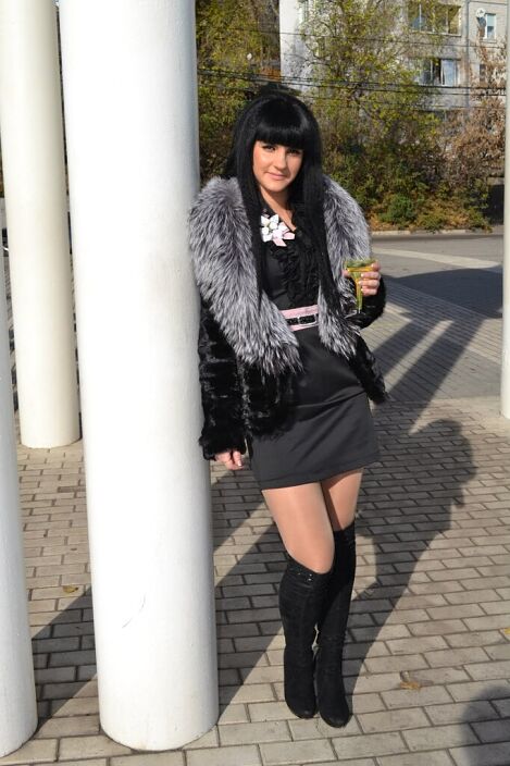 Как я вам,в платье?