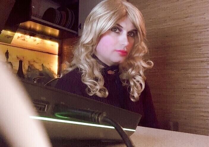 Хочу поцелуя и хуй в рот по самые яички!