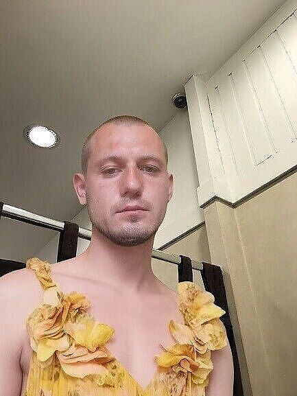 У примірювальній. Люблю переодягатися в дівчину.