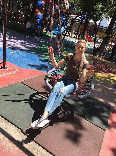 На качельках