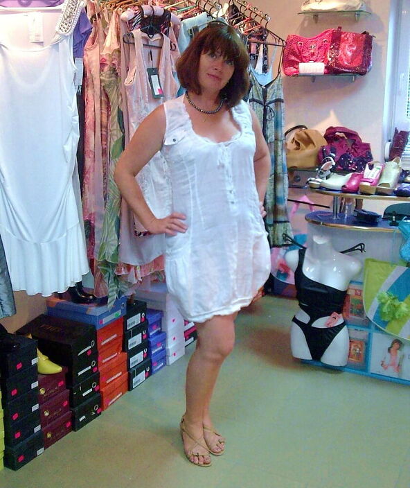 Жена в бутике женской одежды