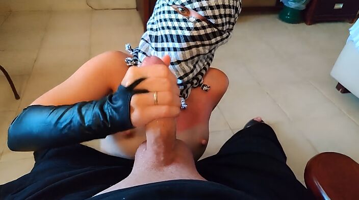 Мм, как она нежно с ним играет