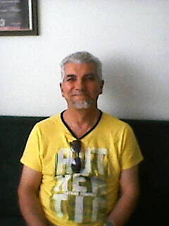 Дубуш сидит на диване!