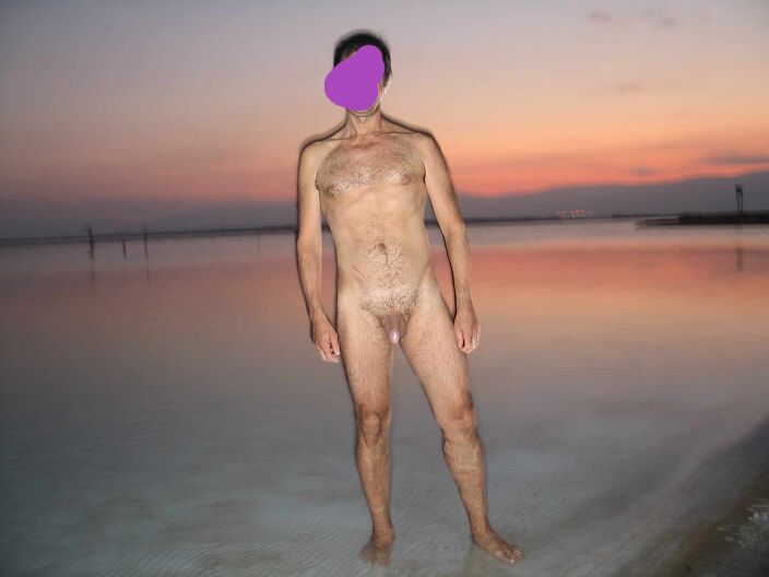 Ранним утром голым на пляже Мертвого моря