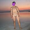 Ранним утром голым на пляже Мертвого моря