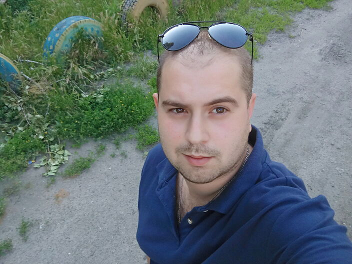 я))