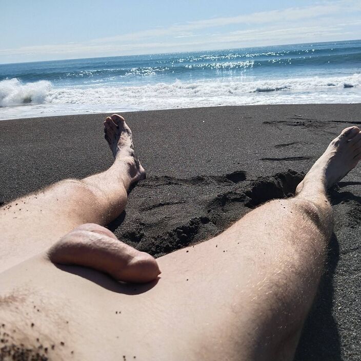 На море