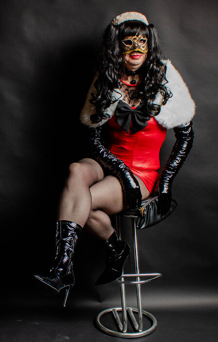 Еле-еле натянула этот красный презерватив...