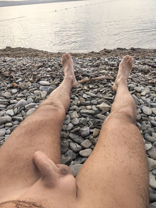 На море