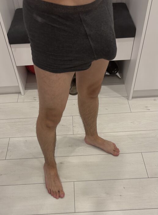 Стояк в трусах