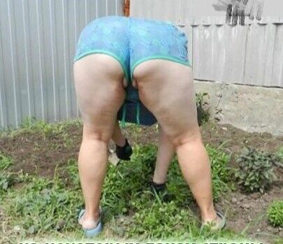 Жена на даче отдыхает