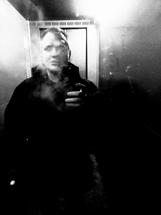 Курю в лифте
