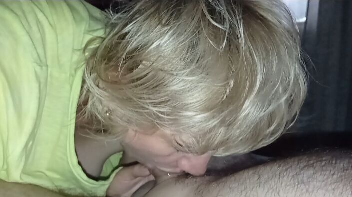 Взяла в рот до горлышка