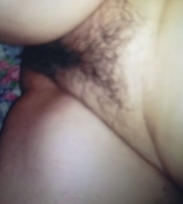 Раздвинула ножки.