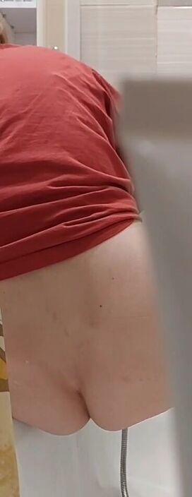 Инна подмывается