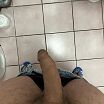 грустит