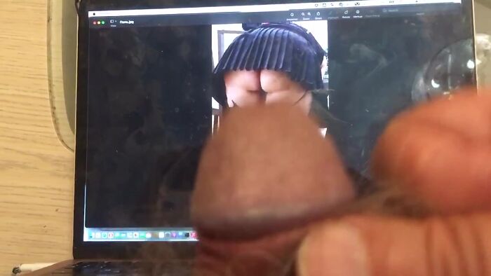 Наклонилась показывая соблазнительную попу