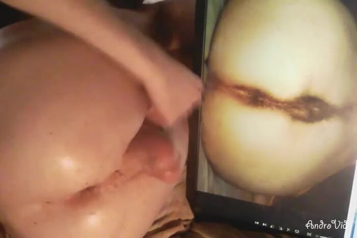 Подлёг возбудил анус и Яички! И стрельнул на Попу!