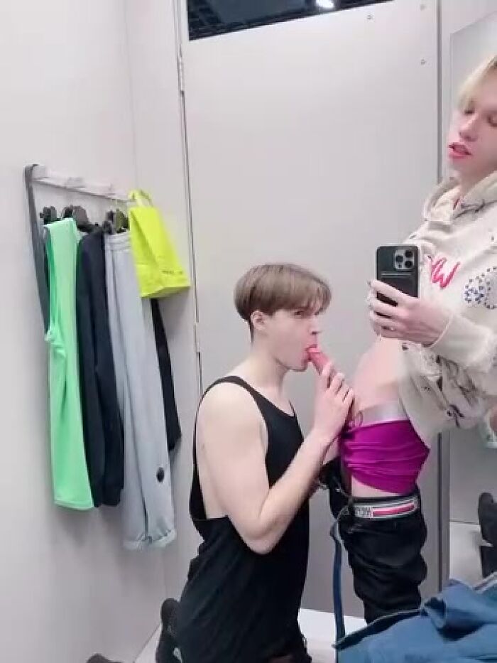 Минет в примерочной