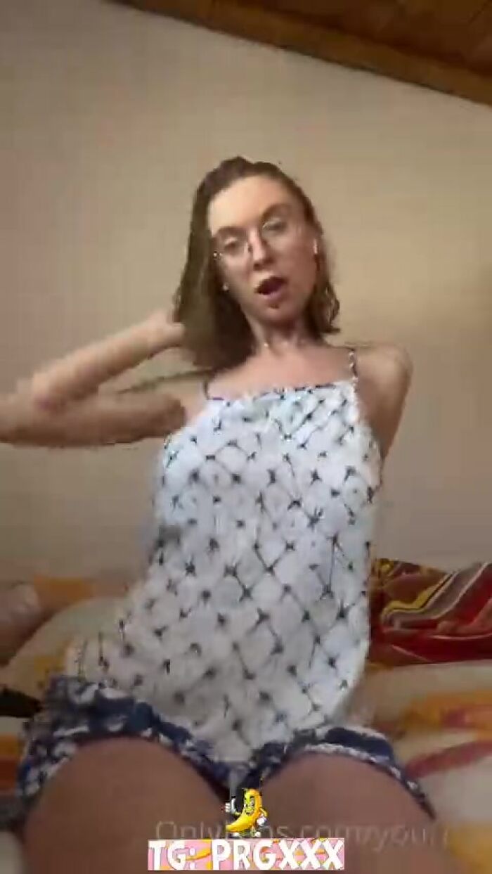 Дрочит малая