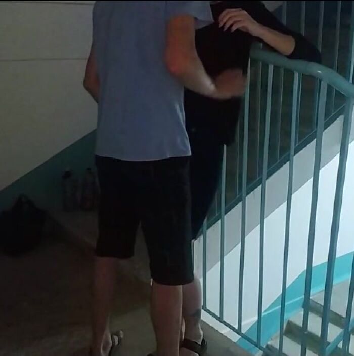 отлизал на лестнице