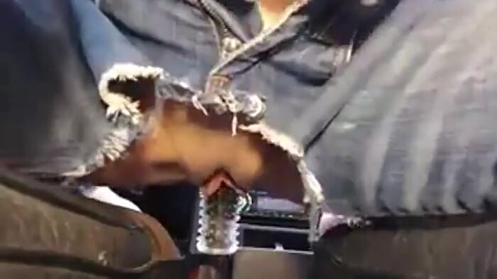 Забрызгала коробку передач. Кончила на рычаг кпп