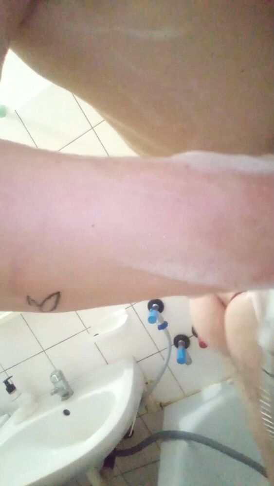 Ксюша в душе)