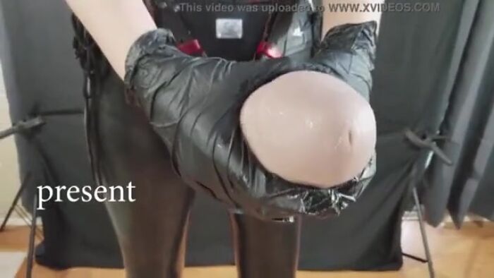 ебёт сучку страпоном