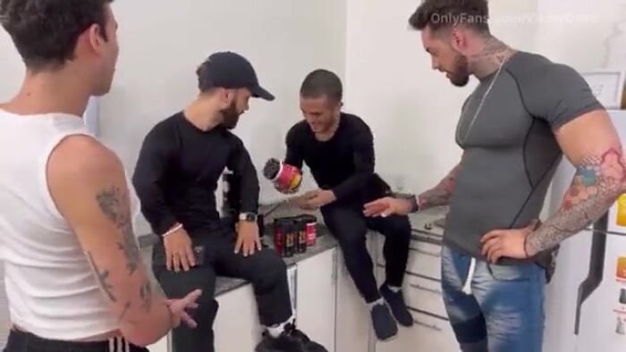 познакомил друзей со своей шлюхой