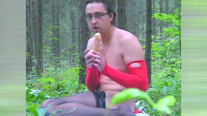 Неопытная Шлюшка Ебётся в Попку в Лесочке..