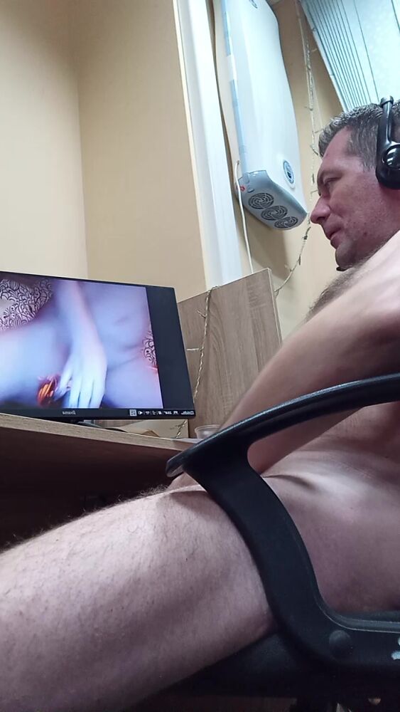 Бурно кончаю на работе