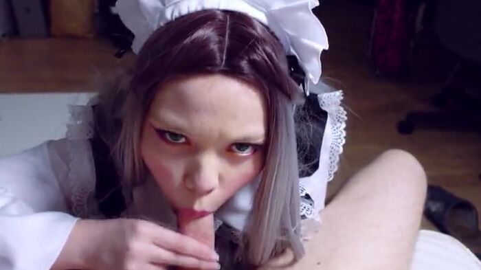 Горничная старательно трудится своим ртом над членом